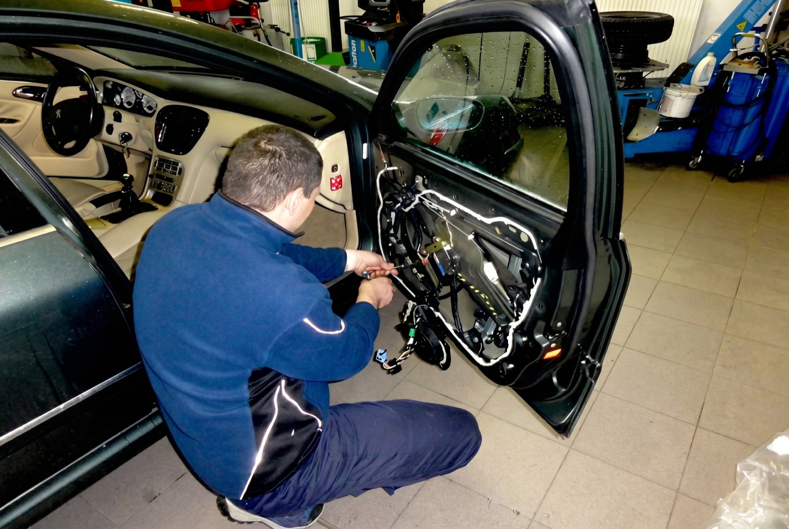 Mechanik pri oprave vozidla v dielni